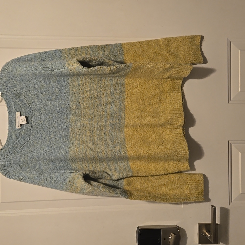 Women cupcakes & cashmere sweater